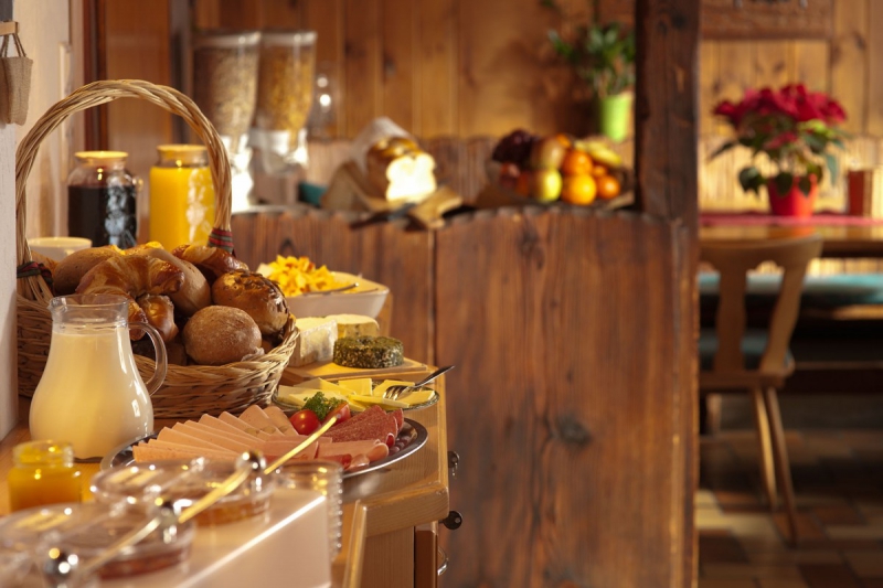 brasserie-SAUZE-min_breakfast_buffet_food_restaurant_meal_hotel_plate_fresh-718745